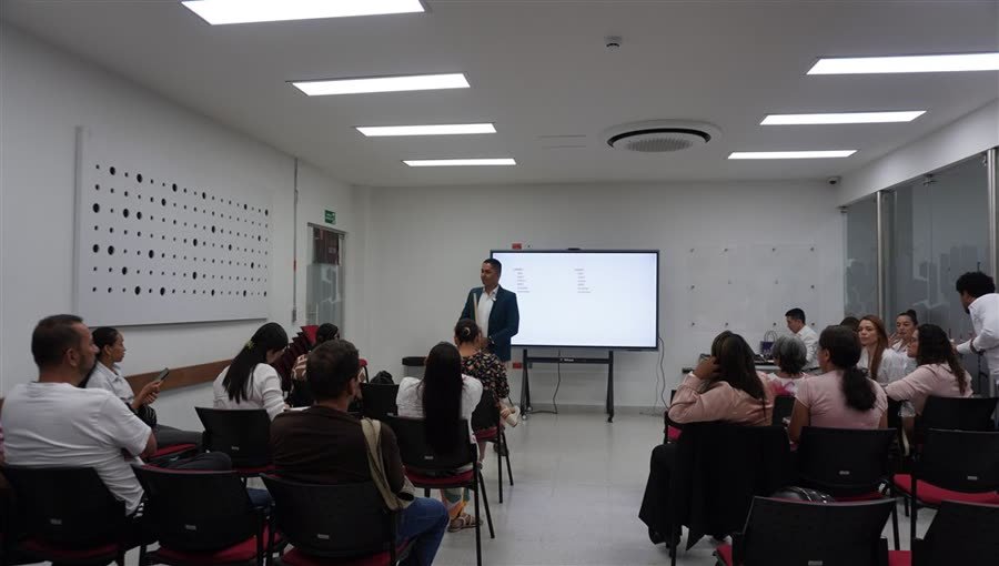 Felipe Henao en conferencia en la Cámara de Comercio