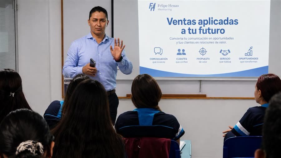 Felipe Henao dando una charla de liderazgo comercial