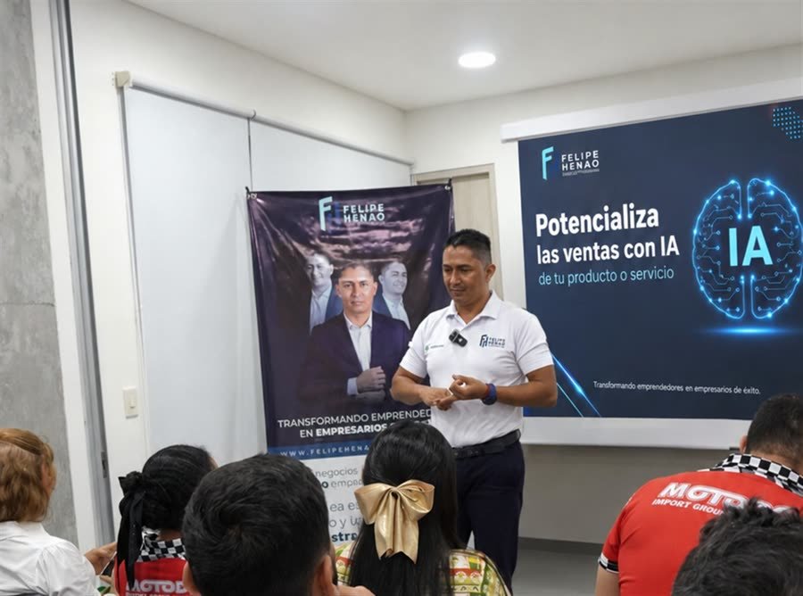Felipe Henao dando una conferencia sobre ventas con IA a un grupo de empresarios