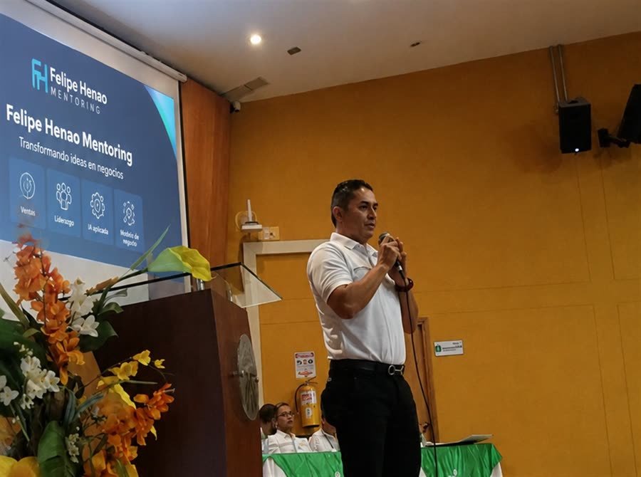 Felipe Henao dictando una charla en el SENA